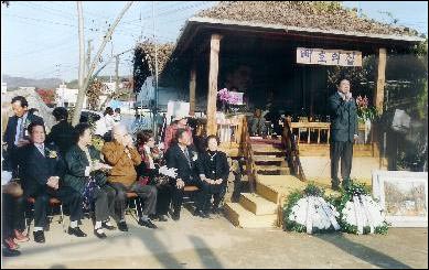 '배호의 집' 현판이 걸린 정자 앞에서 '자신이 배호 선배님의 영향을 받아 인기가수가 될 수 있었다'는 뜻이 담긴 인사말을 하는 가수 배일호씨 